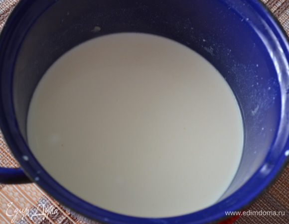 К молоку добавить лук и варить 10 минут.