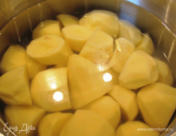 Картофель почистить, порезать пополам, залить водой, чтоб покрывало, поставить на огонь.