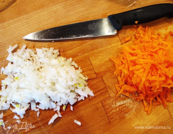 Пока варится картофель, лук почистить, порезать произвольно. Морковь почистить и натереть на терке.