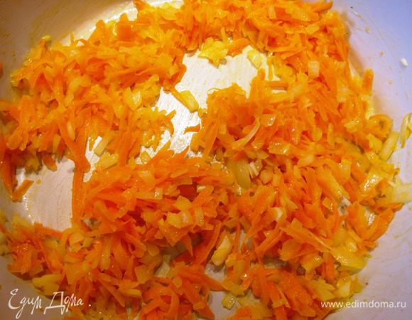 В 1 ст. ложке оливкового масла развести немного сливочного и на этой смеси обжарить лук и морковь на слабом огне минут 10.