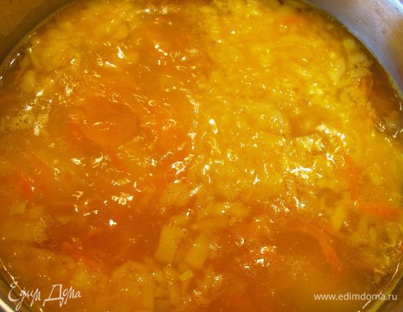 За 10 минут до готовности картофеля положить в кастрюлю лук и морковь.