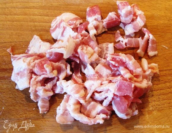 Бекон порезать полосками.
