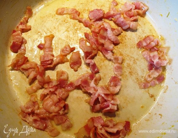 Обжарить на сухой сковороде (лучше до хруста). Снять с огня, переложить на бумажное полотенце, чтобы стек жир.