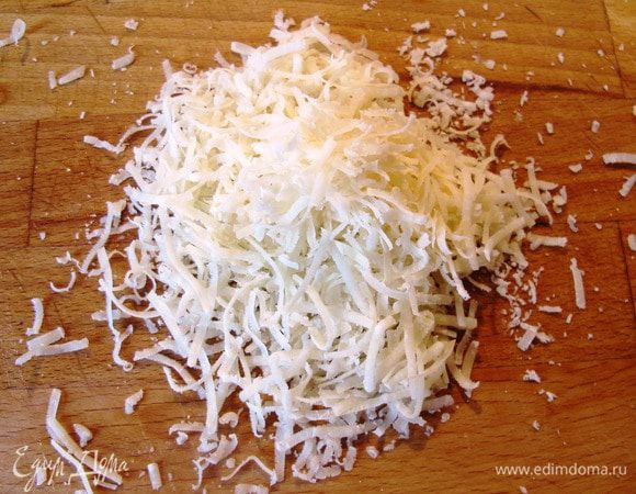 Сыр потереть на мелкой терке.