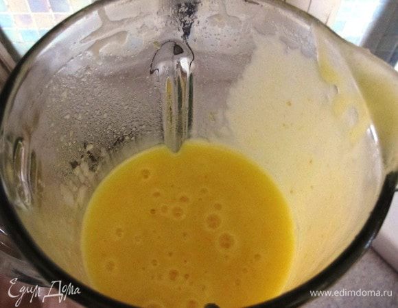 В блендер переложить картофель, лук и морковь с небольшим количеством образовавшегося бульона. Измельчить до состояния идеального пюре. Если суп получился слишком густым добавьте еще бульона и еще раз взбейте блендером. Перелить суп обратно в кастрюлю и поставить на огонь.