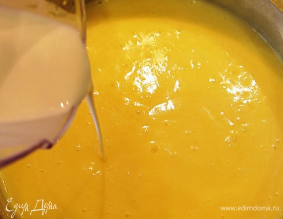 Добавить в суп сливки, соль, перец, довести до кипения.