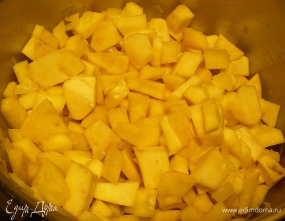 В кастрюле растапливаем сливочное масло и обжариваем нарезанные кубиками лук и сельдерей до золотистого цвета, минут 5-7. 
