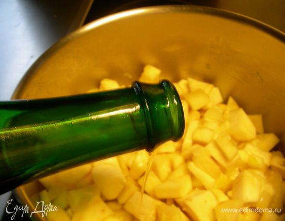 Добавляем сидр и готовим 3 минуты.
