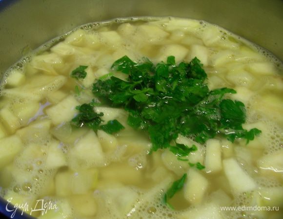 Вливаем бульон, добавляем петрушку, накрываем крышкой и готовим на среднем огне минут 20.
