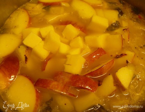 Немного ломтиков оставляем для подачи, а остальные добавляем в кастрюлю. Добавляем порезанный кубиками сыр. Готовим еще несколько минут.

