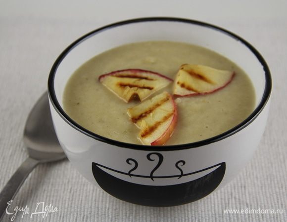 Разливаем суп по тарелкам, украшаем дольками яблок и листиками петрушки и подаем. Я еще немного тертого чеддера добавила в тарелки. Приятного аппетита))