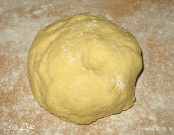 Готовим тесто.  Масло порубить перемешивая с мукой (делать быстро чтобы масло не растаяло). Из масляно-мучной смеси сделать горку с углублением и влить ледяную воду. Быстро замесить тесто. Тесто завернуть в пленку  и отправить на 30 мин. в холодильник.