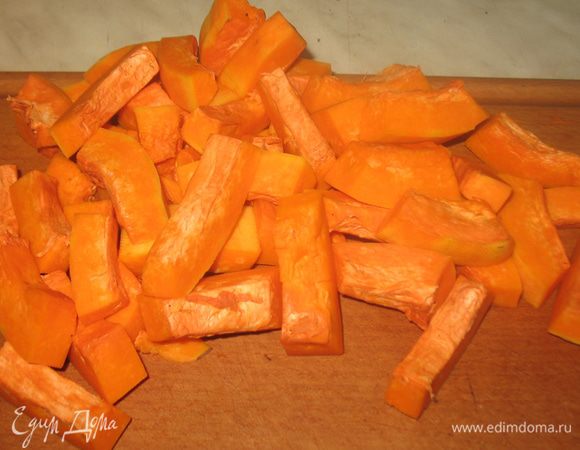 Тыкву очистить и нарезать плоскими дольками. Количество зависит от емкости в которой собираемся печь татен.