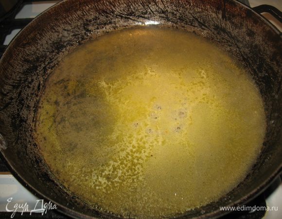 Карамель. На среднем огне в форме в которой потом будем печь растопить масло с сахаром. Сначала можно немного помешивать, потом перестать чтобы карамель немного потемнела. 