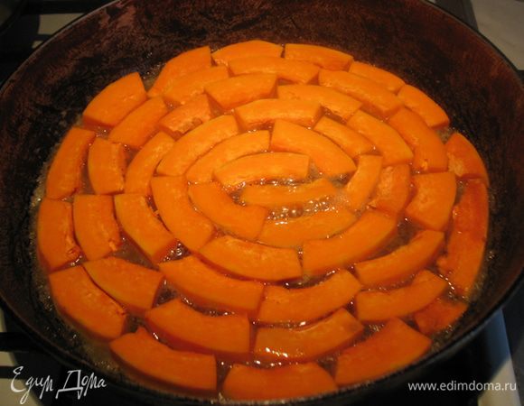 Сверху на карамель выложить тыкву и поставить в духовку на 15-20 минут. Тыкву немного остудить. Тесто раскатать и накрыть ним тыкву, загибая края, наколоть. Выпекать 25-30 минут. 