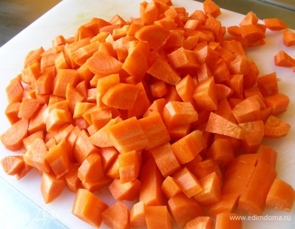 Морковь режем кубиками.

