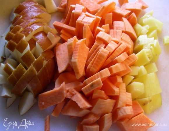 Батат, картофель и грушу - тоже кубиками.
