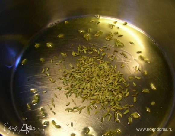 В сотейнике разогреваем оливковое масло и обжариваем семена фенхеля 2-3 минуты. 
