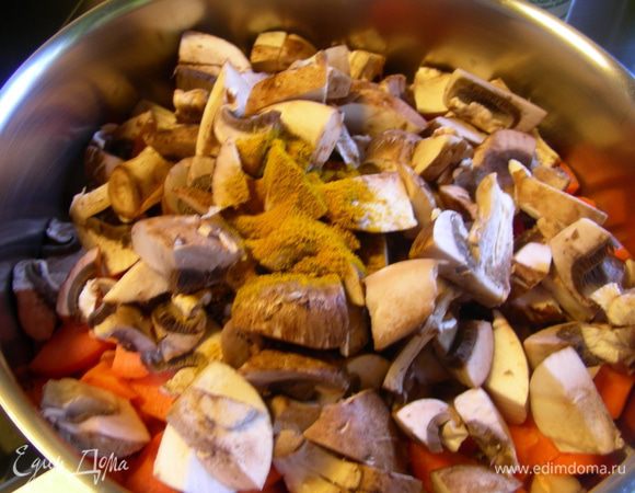 Добавляем все овощи, карри и куркуму. Готовим все помешивая минуты 3. Стараемся, чтобы овощи по максимуму пропитались ароматным маслом.
