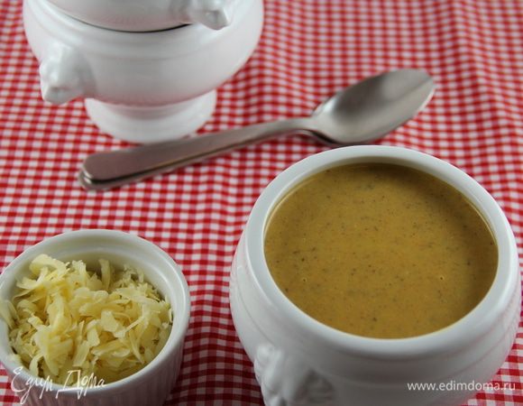 Блендером пюрируем суп. Добавляем лимонный сок и белый перец. Слегка его прогреваем и подаем, например, с крутонами или тертым сыром. Приятного аппетита))
