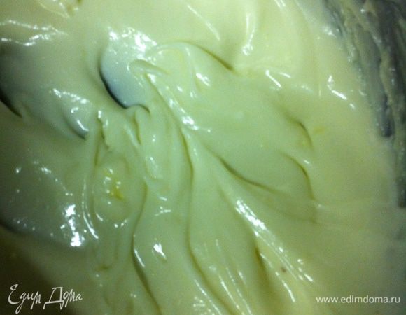 Тем временем:
Взбить миксером крим-чиз (Филадельфия) и масло до кремообразного состояния. Добавить просеянный сахарный песок и взбивать до гладкой консистенции. Затем влить лимонный сок и перемешать. Покрыть смесью остывший торт.