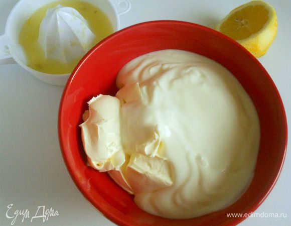 В другой миске соедините маскарпоне, йогурт, сахар, ванильный сахар, ликёр, сок лимона (не пропадать же ему без цедры). Смешайте всё венчиком. Если лимон большой, то достаточно сока из половины.