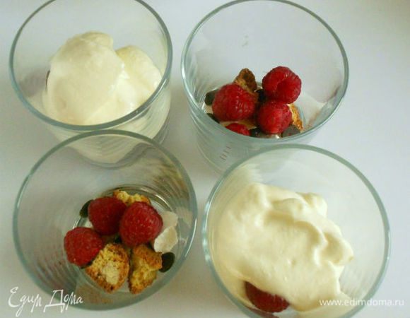 В 4 широких стакана положить кусочки печенья с безе, малину, шоколад, добавить по 2 ст.л. крема и повторить. Сверху украсить  печеньем и шоколадом. Убрать в холодильник до подачи. На десерт уходит 10 мин.