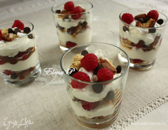 Добавьте к десерту отложенные ягоды.