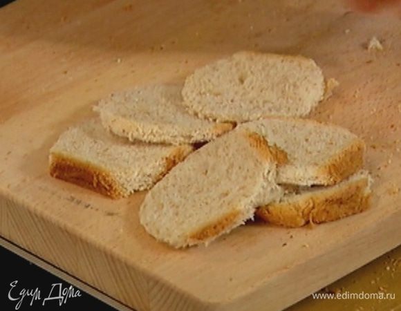 Кондитерским кольцом вырезать из хлеба 12 кружков.