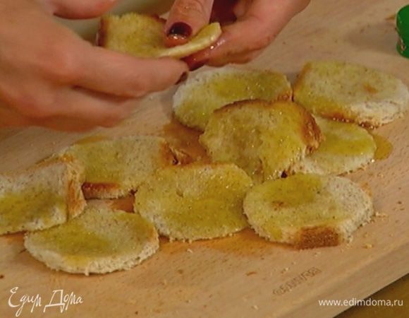 Полить хлеб с обеих сторон оливковым маслом так, чтобы он был влажным.