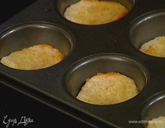 Выложить кружки хлеба на дно формочек для маффинов.