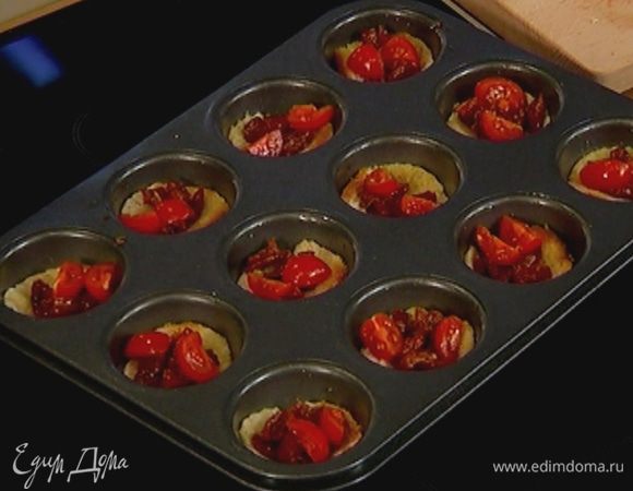 Черри разрезать на 4 части и тоже разложить в формочки.