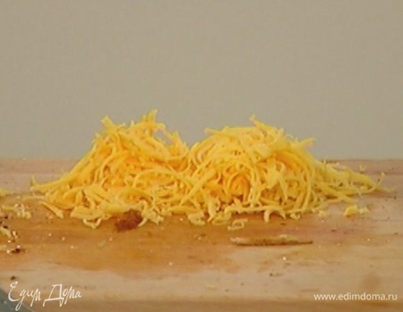 Сыр натереть на крупной терке и посыпать хлеб с помидорами.