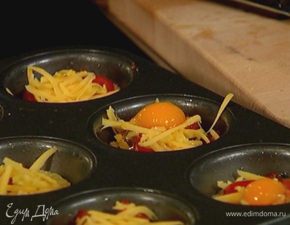 В каждую формочку разбить перепелиное яйцо, посолить и поперчить.