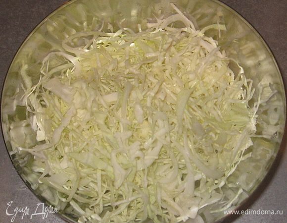 Капусту тонко нашинковать.