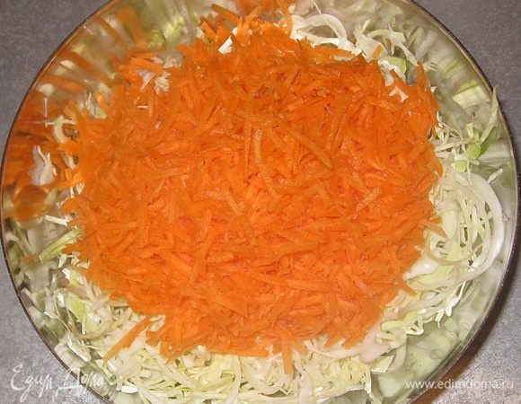 Морковь натереть на крупной терке.