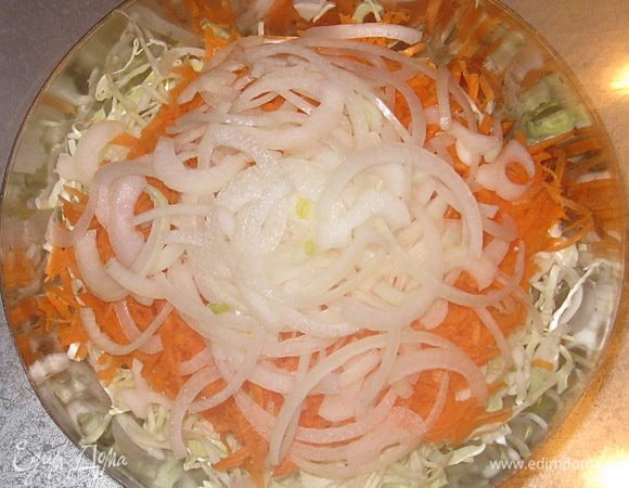 Лук порезать полукольцами.