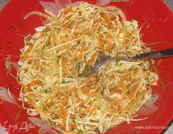 Заправка: смешать уксус, сахар, соль, перец и масло. Залить капусту, перемешать. Салат должен постоять 10-15 минут.