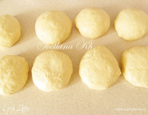 Тесто разделить на равное количество одинаковых частей. Теста  может получится больше или меньше, в зависимости от количества ингредиентов.