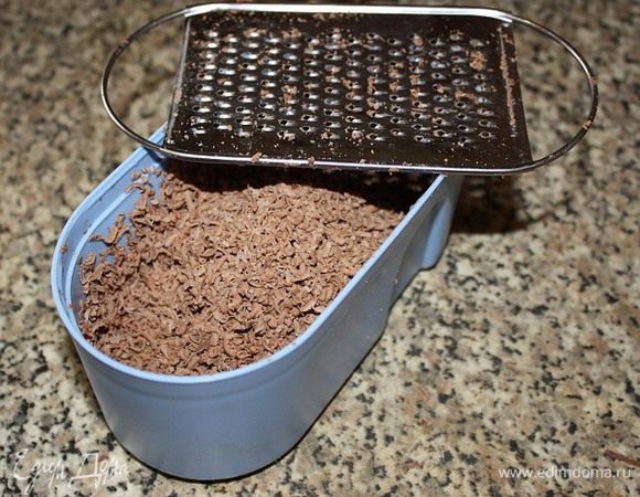 Самое первое что вы должны сделать это натереть весь шоколад. Который для теста и для покрытие шоколадным кремом, но не смешивать в одну миску, один в одну миску для теста, а который для покрытие в другую миску или тарелку.