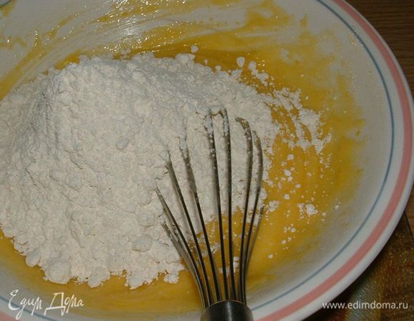 Вилкой размять растительное масло до Нежности (НЕ РАСТАПЛИВАТЬ ГДЕ ЛИБО) и потом на растительное масло посыпать через сеточку муку (это чтобы не было комочков).