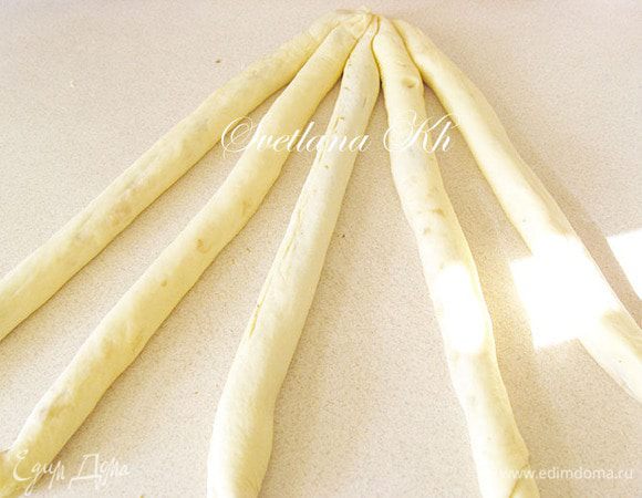 Получится пять одинаковых рулетов, которые нужны для плетенки. Соединить их  вместе.