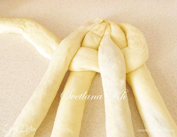 Заплетать нужно с крайнего правого жгута. Его переплетаем между всеми остальными, по типу заборчика или корзины.