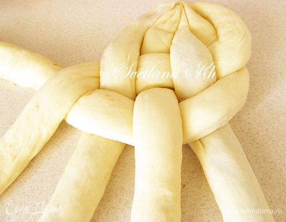 Снова берем крайний правый жгут и снова переплетаем между всеми жгутами.
 Так повторяем до самого конца. Никаких сложный действий. Повторяется одно и то же действие и только с правым крайним жгутом.