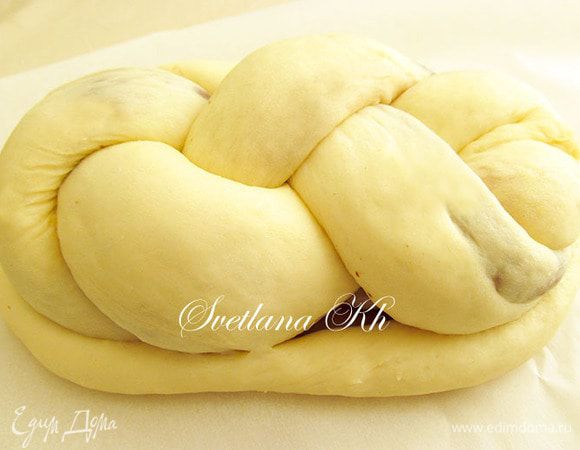 И такая - из двух жгутов)) Нужно дать булочкам хорошо подняться, для этого оставить их на 30 минут. Затем смазать яйцом и выпекать до готовности.