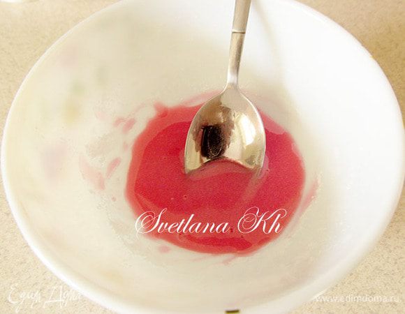 Приготовить глазурь. Смешать вишневый сироп с сахарной пудрой и полить готовые изделия. Интересно, что глазурь не приторная, а с приятной вишневой кислинкой.