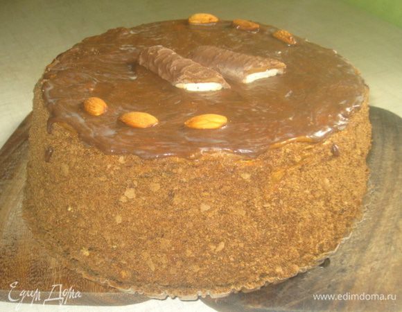 Сборка:

Корж, крем, корж, крем, корж, крем и так до конца. На верхний корж не наносить крем. Его надо смазать 2,5 ч.л. вареного сгущённого молока. Бока также надо смазать вареный сгущённым молоком.  и нанести глазурь на верхний корж. Один корж оставить для обсыпки боков. Далее украшаем по желанию и настроению! 