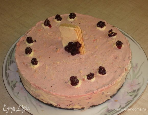 Сборка:

1 шоколадный корж, 2/3 ванильного крема, чёрная смородина, 1/3 ванильного крема  2 шоколадный корж, мусс из чёрной смородины. И отправляем и отправляем на ход на 12 часов. Затем украшаем.
Приятного аппетита!