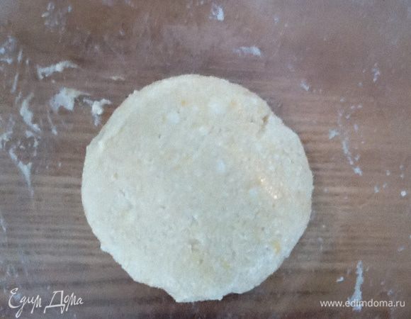 1. Смешиваем несладкий  творог, яйцо, муку. 
Секрет №1 -  сахар, сода - запрещены. От них  сырники расползаются. 
 Все! Ничего больше не добавляем. 
2. Выдерживаем тесто 10 минут. Ставим сковороду на средний огонь для прогрева.
3. Формируем круглые лепешки руками, смазанными маслом. 
4. Выкладываем на толстостенную, хорошо прогретую и промазанную маслом,  сковороду. 

