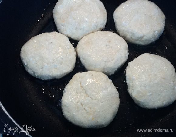 И теперь! Вот он  - Самый Главный Секрет!!! Как жарить?
Секрет №2 ТЕМПЕРАТУРНЫЙ РЕЖИМ.
1. На очень сильном огне приблизительно за 2-3 минуты  получаем румяную корочку. И резко убавляем огонь. Закрываем крышкой. Не трогаем. Можно только слегка пошевелить сковороду. 
Ждем, пока сырники не изменят цвет на 2/3 (белый на прозрачный), около 5-7 минут. 
 2. Переворачиваем, и снова прибавляем огонь. Повторяем пункт №1. (2 минуты). 
3. Как только подрумянились. Делаем маленький огонь и теперь, НЕ накрывая крышкой, держим на сковороде еще 3 минуты. 